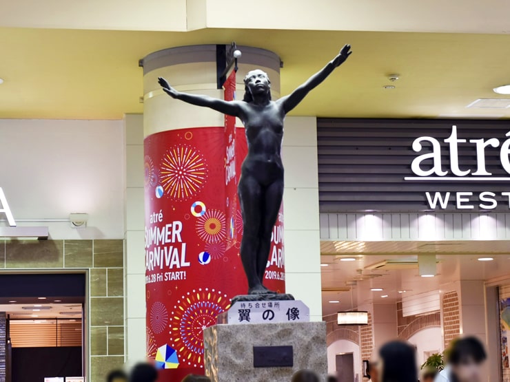 上野駅中央改札翼像前